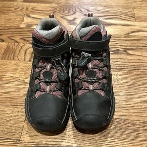 Keen girls hiking boots VGUC size 12 pink/grey